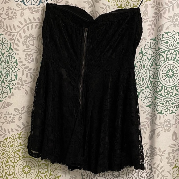 Katie, black strapless lace top, size Small - Picture 4 of 5